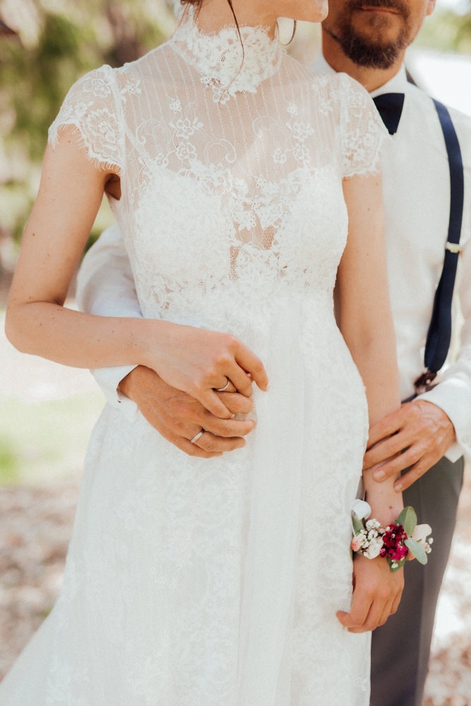 Detailaufnahme von einem wunderschönen filigranen Brautkleid aus Spitze. Entstanden während dem Brautpaarshooting in der Natur.
